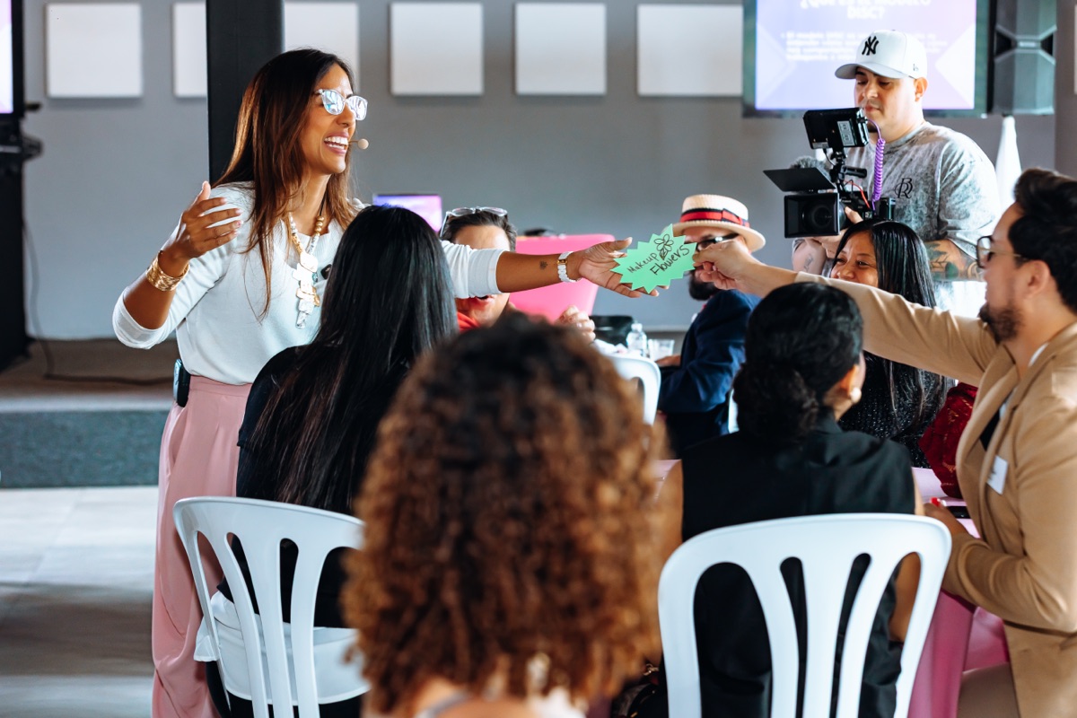 Lorell Morales facilitando una conversación de coaching