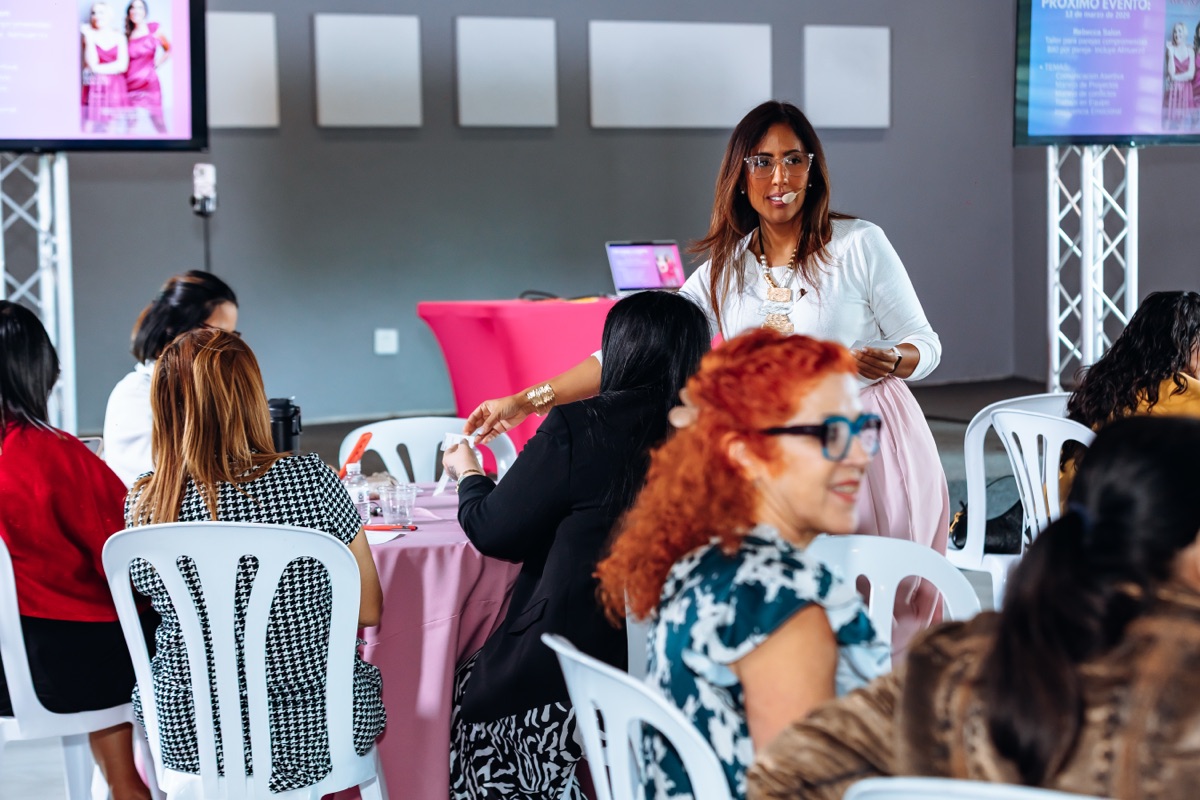 Lorell Morales en momento de facilitación y presencia